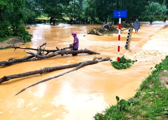 Nhiều địa bàn ở Hà Tĩnh đang bị mưa lũ chia cắt