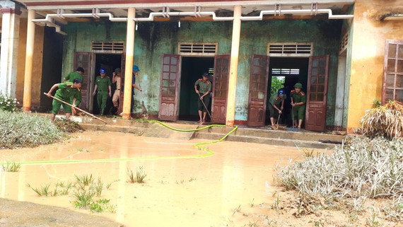 Lực lượng chức năng giúp khắc phục hậu quả mưa lụt