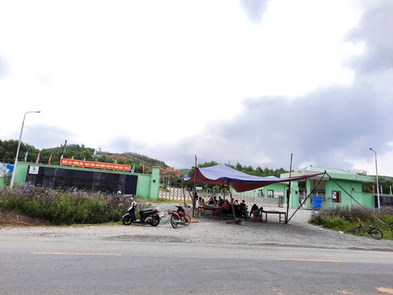 Sáng ngày 6-10, người dân thôn Nam Xuân Sơn tiếp tục giăng dây, dựng rạp trước cổng Nhà máy xử lý rác thải Phú Hà