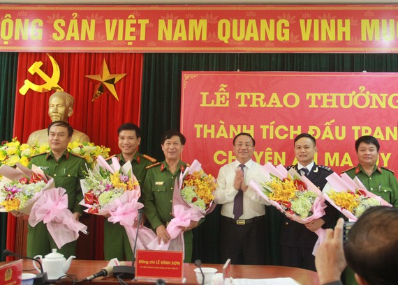 Bí thư Tỉnh ủy Hà Tĩnh Lê Đình Sơn trao thưởng cho các lực lượng phá án