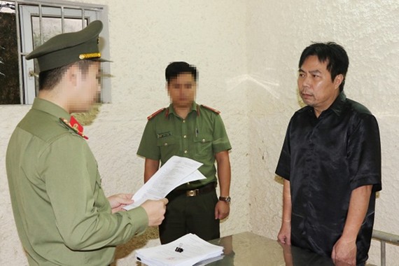 Tống đạt quyết định khởi tố bị can đối với Nguyễn Minh Cầm. Ảnh Công an Hà Tĩnh cung cấp