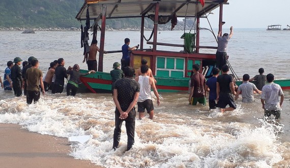Bộ đội Biên phòng Hà Tĩnh và ngư dân giúp trục vớt, đưa thuyền cá gặp nạn vào bờ
