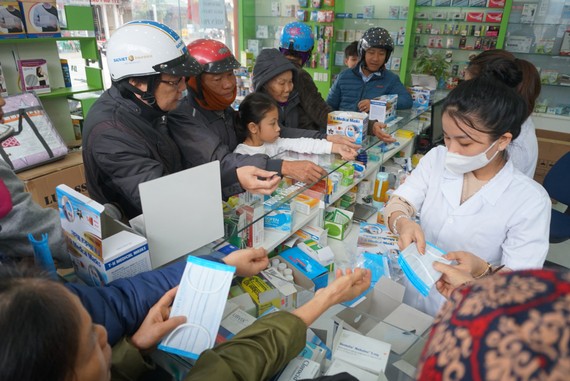 Một quầy thuốc tây trên đường Hải Thượng Lãn Ông, TP Hà Tĩnh phát miễn phí khẩu trang y tế cho người dân sáng 1-2-2020
