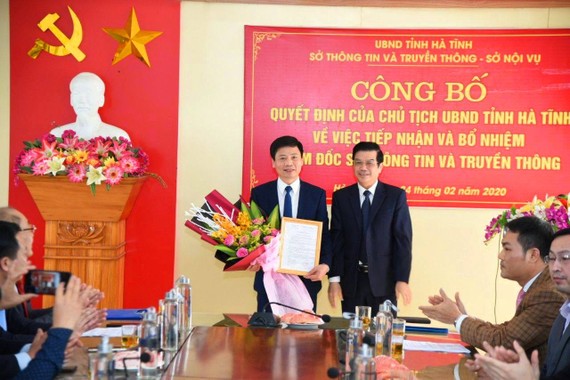 Phó Chủ tịch UBND tỉnh Hà Tĩnh Đặng Quốc Vinh trao quyết định bổ nhiệm Giám đốc Sở Thông tin và Truyền thông cho ông Nguyễn Công Thành
