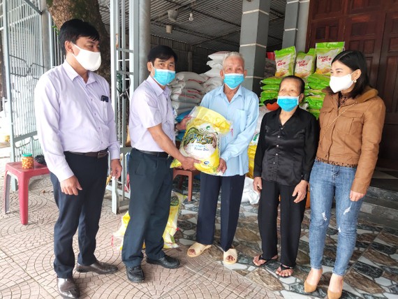 Ông Phong, bà Hường ủng hộ 1,1 tấn gạo cho xã Thạch Hạ trong công tác phòng, chống dịch Covid-19