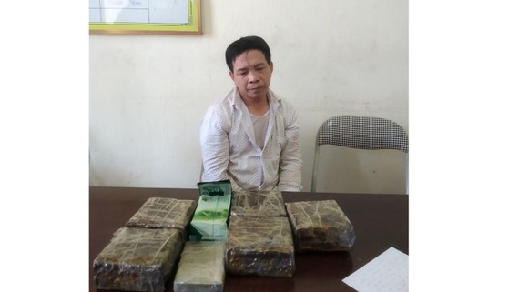 Đối tượng Phan Văn Tuấn cùng tang vật ma túy bị bắt giữ