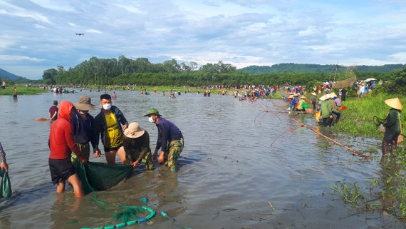 Đông đảo người dân tham gia lễ hội đánh cá "độc nhất" ở Hà Tĩnh