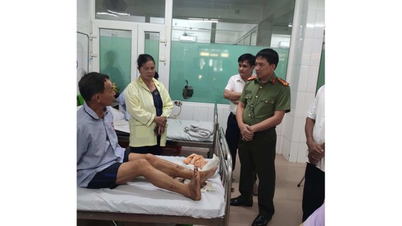 Lãnh đạo Công an huyện Nghi Xuân đến thăm hỏi, động viên anh Phạm Trung Kiền đang điều trị tại bệnh viện. Ảnh: Công an huyện Nghi Xuân