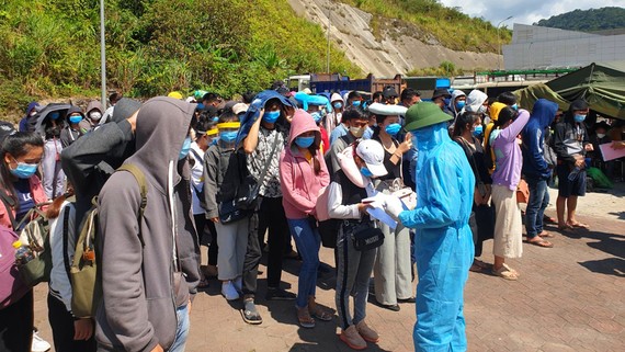 Lực lượng chức năng hướng dẫn các sinh viên làm thủ tục theo quy định tại Cửa khẩu Quốc tế Cầu Treo
