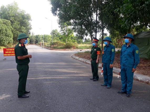 Lực lượng chức năng đang làm nhiệm vụ tại khu cách ly tập trung ở Hà Tĩnh