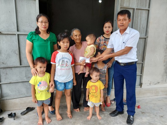 Ông Nguyễn Duy Thái (Bí thư Đảng ủy xã Xuân Hải) trao 23,3 triệu đồng của bạn đọc Báo SGGP cho gia đình anh Nguyễn Văn Danh