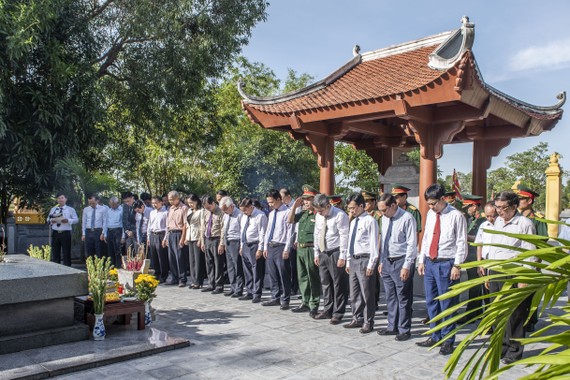 Các đại biểu tiến hành dâng hoa, dâng hương tại phần mộ Đại thi hào Nguyễn Du (ở thị trấn Tiên Điền, huyện Nghi Xuân, tỉnh Hà Tĩnh)