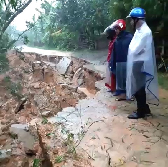 Hiện trường tuyến đường ở thôn Vĩnh Yên (xã Đức Lạng, huyện Đức Thọ, Hà Tĩnh) bị sạt lở