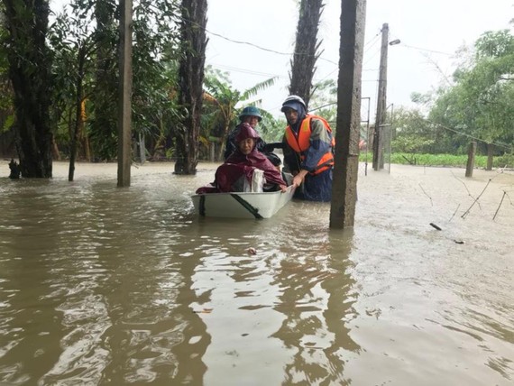 Lực lượng chức năng ở xã Thạch Đài (huyện Thạch Hà, tỉnh Hà Tĩnh) giúp đưa người lớn tuối đến nơi tránh trú an toàn