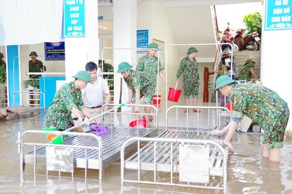 Cán bộ, nhân viên C20 Trinh sát – đặc nhiệm giúp Trạm Y tế xã Cẩm Vịnh, huyện Cẩm Xuyên vệ sinh các vật dụng y tế