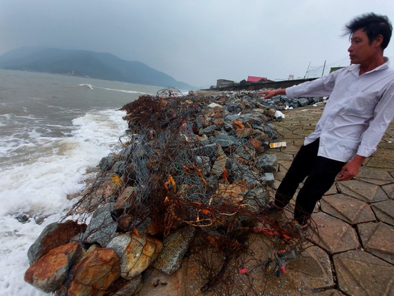 Người dân lo lắng kè biển Cẩm Nhượng bị sạt lở mới chỉ gia cố tạm thời