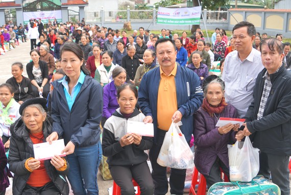 Đại diện Báo SGGP, Chủ tịch UBND xã Cẩm Thạch cùng các nhà tài trợ trao quà cho bà con vùng lũ ở xã Cẩm Thạch (huyện Cẩm Xuyên, tỉnh Hà Tĩnh)