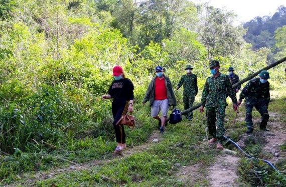 Lực lượng Bộ đội Biên phòng Hà Tĩnh phát hiện, bắt giữ 2 đối tượng đang cắt rừng vượt biên trái phép vào Việt Nam