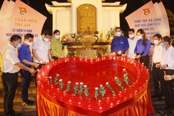 Các đại biểu thắp nến tri ân tại Khu di tích lịch sử cấp quốc gia đặc biệt Ngã ba Đồng Lộc