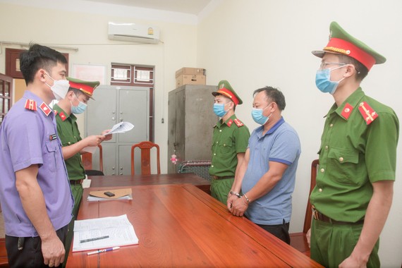 Cơ quan chức năng thi hành lệnh bắt bị can để tạm giam đối với Nguyễn Anh Tuấn