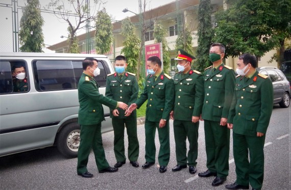 Lãnh đạo Bộ CHQS tỉnh Hà Tĩnh động viên các cán bộ, quân nhân trước khi lên đường thực hiện nhiệm vụ