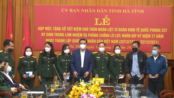 Chủ tịch UBND tỉnh Hà Tĩnh Võ Trọng Hải trao tặng 6 sổ tiết kiệm cho 6 gia đình thân nhân liệt sĩ thuộc Đoàn Kinh tế - Quốc phòng 337
