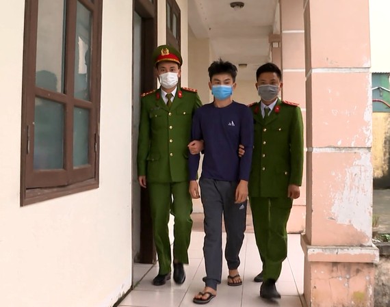 Cơ quan Cảnh sát điều tra áp giải đối tượng Hoàng Nhật Linh