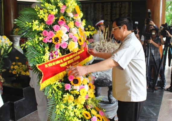 Thủ tướng Chính phủ Phạm Minh Chính dâng hoa tại Nhà bia tưởng niệm liệt sĩ Thanh niên Xung phong toàn quốc