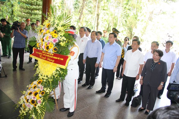Chủ tịch Quốc hội Vương Đình Huệ và đoàn công tác dâng hoa, dâng hương tại Khu di tích lịch sử Ngã ba Đồng Lộc
