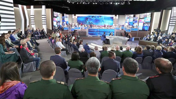 Quang cảnh trường quay chương trình “Đường dây trực tiếp” của Tổng thống Putin tại Nga