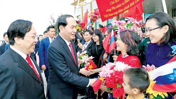 Chủ tịch nước Trần Đại Quang và phu nhân với cán bộ Đại sứ quán và đại diện cộng đồng người Việt tại lễ đón chính thức ở sân bay Vnukovo-2