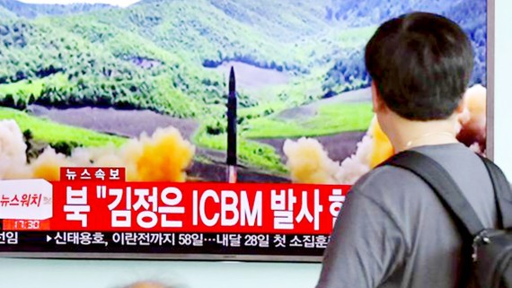 Người dân Hàn Quốc theo dõi thông tin về vụ phóng tên lửa ICBM của Triều Tiên