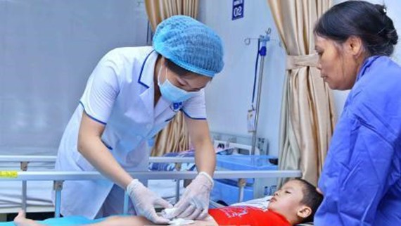Trẻ ở Khoái Châu bị sùi mào gà được điều trị tại Bệnh viện Da liễu trung ương. Ảnh: TTXVN