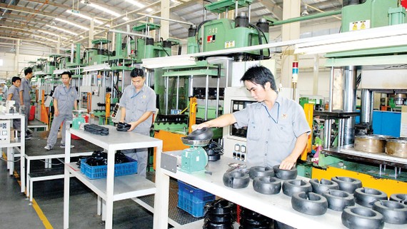 Sản xuất linh kiện cao su tại Công ty Cổ phần Cao su Thống Nhất                                                                                                            Ảnh: CAO THĂNG