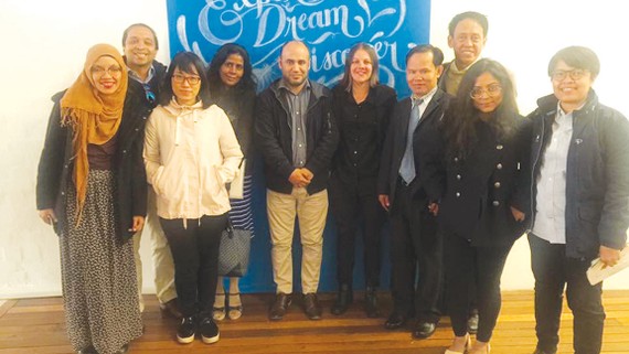 Hai nhà đồng sáng lập Refugee Talent  với các phóng viên châu Á