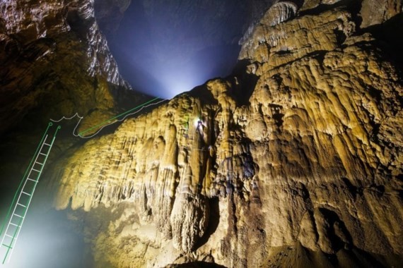 Một đoạn thang được lắp đạt trong hang Sơn Đoòng không đóng vào nhũ đá để bảo vệ thạch nhũ do chuyên gia hang động Hoàng gia Anh đề xuất
