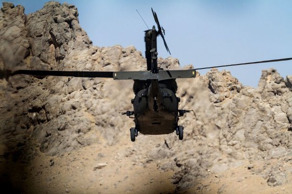  Một trực thăng UH-60 Black Hawk của quân đội Mỹ thuộc Phái bộ Hỗ trợ Kiên quyết ở Afghanistan. Ảnh: US ARMY