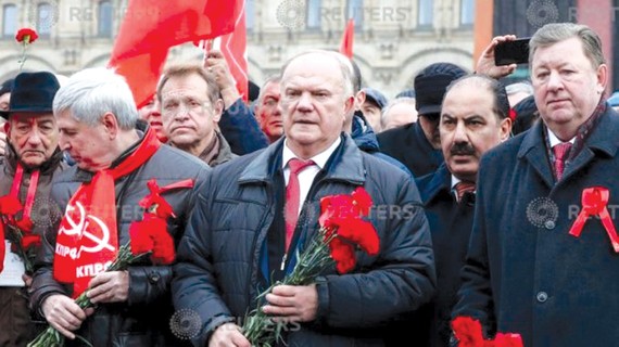 Chủ tịch Đảng Cộng sản liên bang Nga ông Gennady Zyuganov (giữa) đến quảng trường Đỏ
