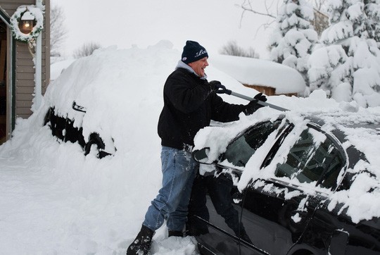 Tuyết rơi dày kỷ lục ở TP Erie, bang Pennsylvania hôm 27-12 Ảnh: REUTERS