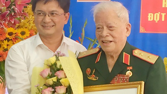 Bí thư Quận ủy Thủ Đức trao Huy hiệu 70 năm tuổi Đảng tặng  Trung tướng Lê Nam Phong           Ảnh: VŨ HƯỜNG 