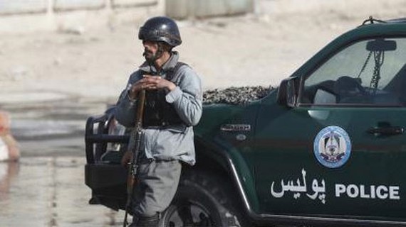 Lực lượng an ninh Afghanistan gác tại hiện trường một vụ tấn công liều chết ở Kabul. Ảnh tư liệu: TTXVN