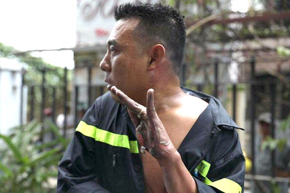 Chiến sĩ Trần Tuấn Thanh bị thương khi nỗ lực chữa cháy, cứu người tại chung cư Carina Plaza
