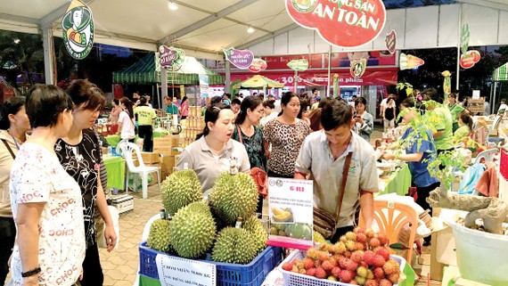  Các mặt hàng trái cây an toàn được bày bán trên  thị trường                                                                                     Ảnh: CAO THĂNG