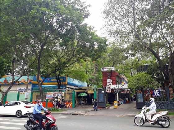 Thảo Cầm viên Sài Gòn nhìn từ phía cổng đường Nguyễn Thị Minh Khai
