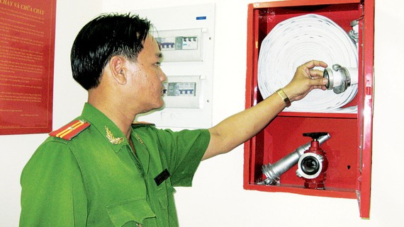 Cảnh sát PCCC kiểm tra thiết bị chữa cháy tại một cao ốc