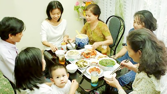 Bữa ăn ấm cúng giúp tình cảm gia đình bền chặt