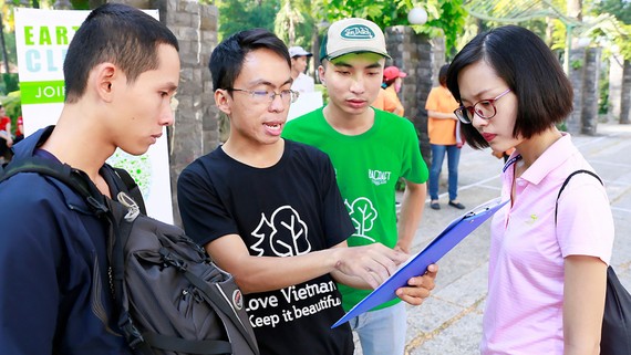 Minh Tuệ (thứ 2 từ trái qua) tuyên truyền về bảo vệ môi trường đến các bạn trẻ