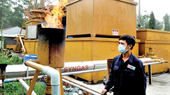 Hệ thống chuyển hóa rác thải công nghiệp thành khí chạy máy phát điện tại bãi rác Gò Cát        Ảnh: CAO THĂNG