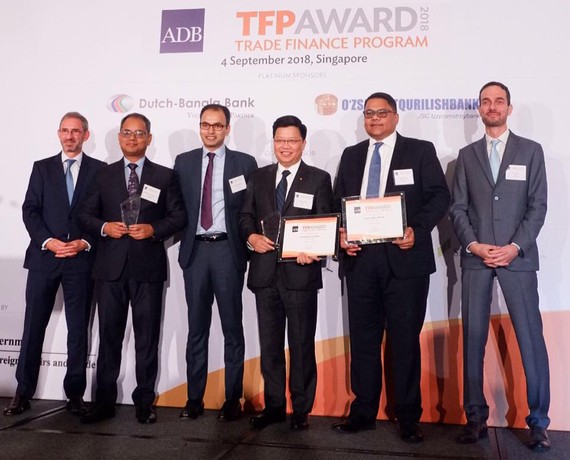 TGĐ TPBank - ông Nguyễn Hưng đại diện cho TPBank nhận giải Best SME Deal từ ADB