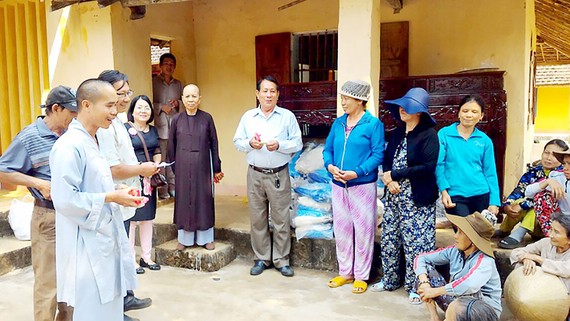 Một buổi phát gạo và mùng mền tặng bà con nghèo vùng lũ thuộc huyện Bình Sơn, tỉnh Quảng Ngãi